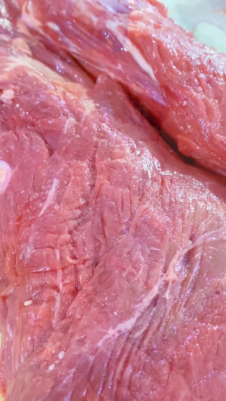 牛里脊是牛脊椎与排骨相连的那一条肉