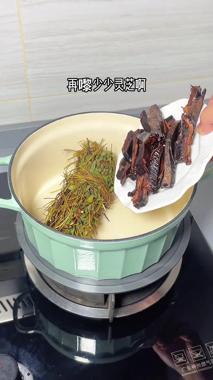 生活不规律 经常吃炸鸡 烧烤 鸡骨草灵芝汤帮到你 简直就是克星 煲汤 为你煲汤 广东靓汤