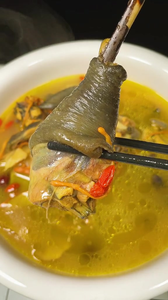 老婆每个月大姨妈都会来看她,我都会炖土鸡汤给她喝,你们懂的