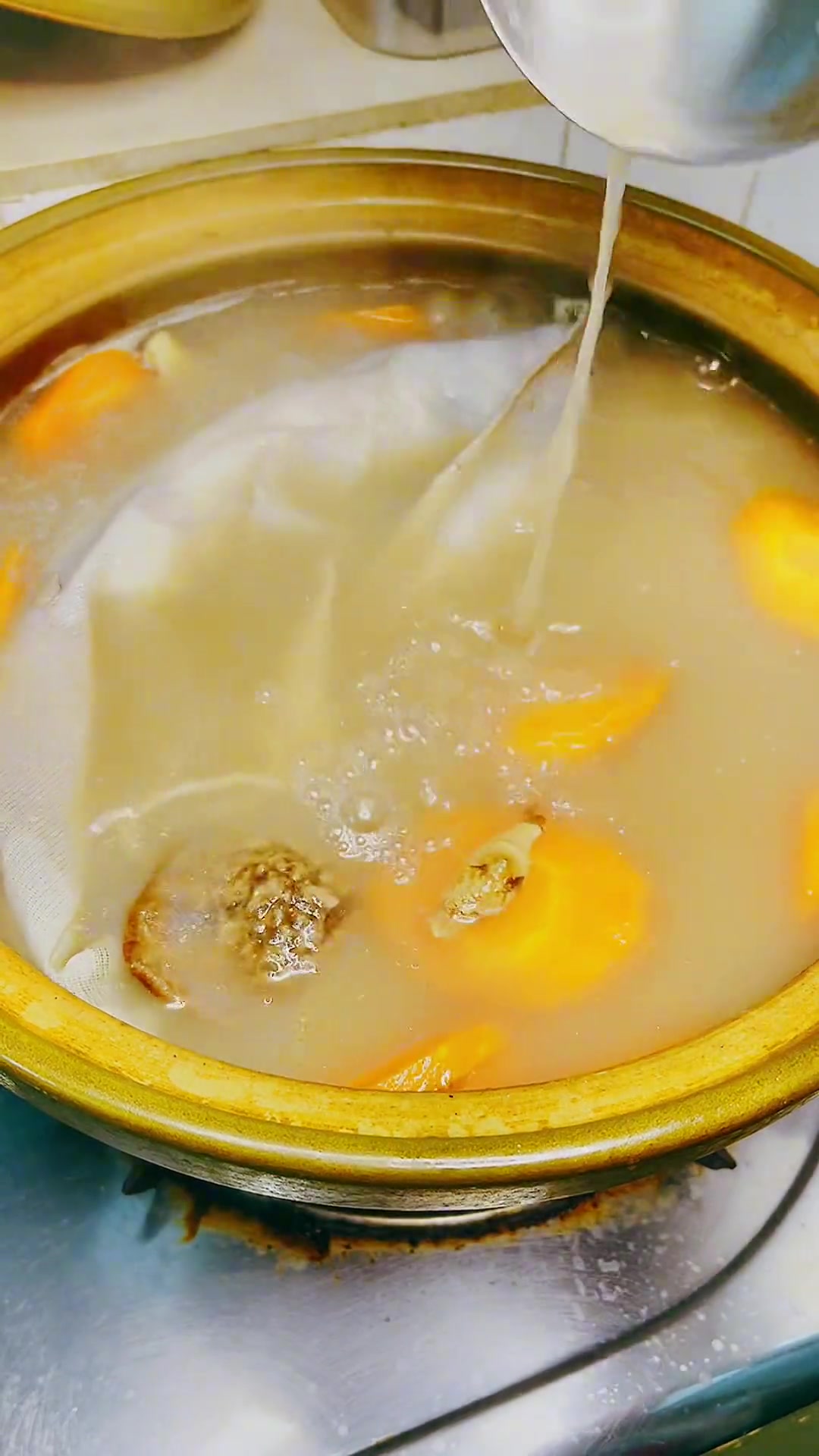 粉葛鲮鱼汤 饮过都话鲜甜 汤汁浓厚鲜甜 你都来试下啦 广东汤 煲汤
