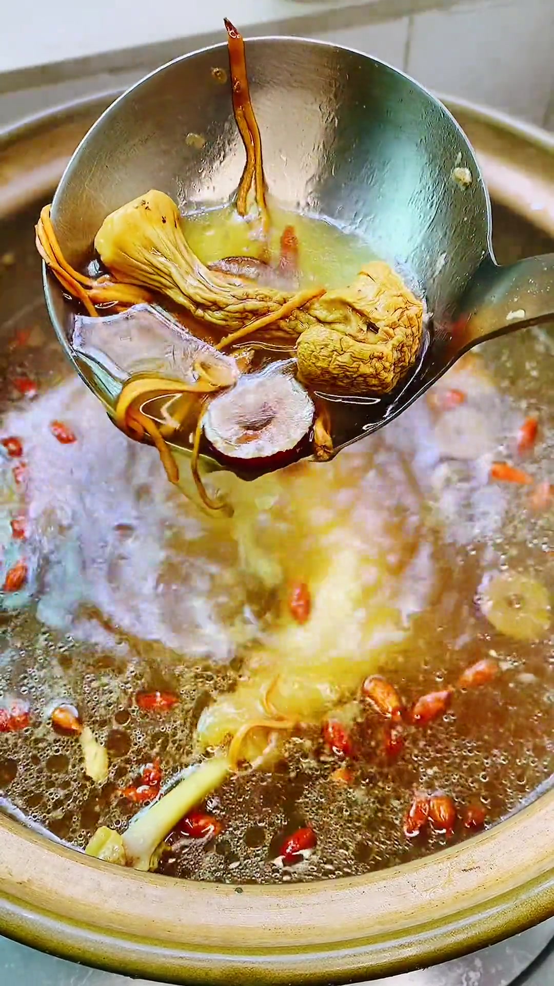 过年煲什么汤比较好啦,一家人团圆吃饭肯定少不了这款姬松茸花胶汤,骨胶原满分 广东汤 煲汤 