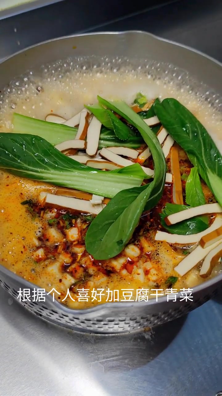 西安特色美食,牛羊肉泡馍。小炒泡馍,嘎嘎好吃 简单方便 酸辣好吃又劲道
