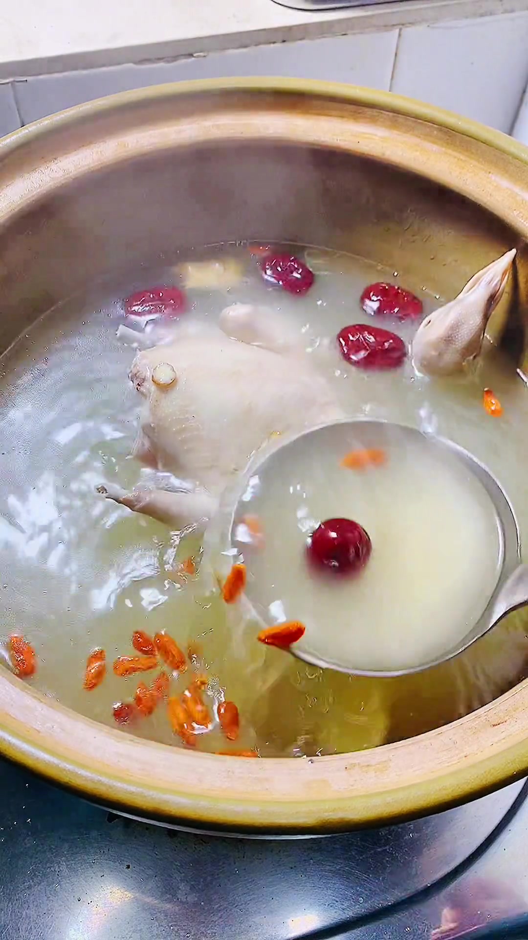 家里人工作辛苦,一到秋冬季节就经常觉得冷冰冰,不妨试试这款汤 广东汤 煲汤
