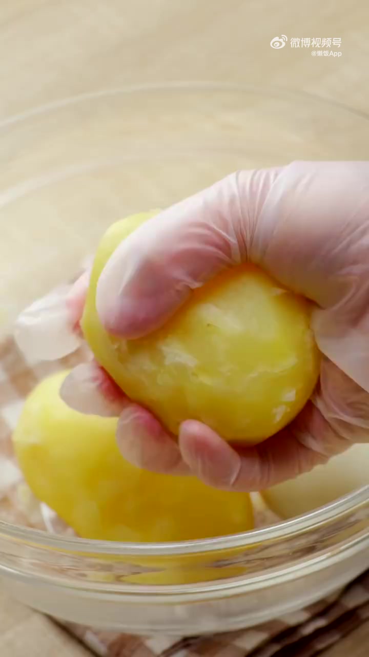 五小布分享「黄瓜土豆泥沙拉卷」低脂清爽 一口满足!做法:1.煮熟的鸡蛋和土豆捣碎,加入沙拉