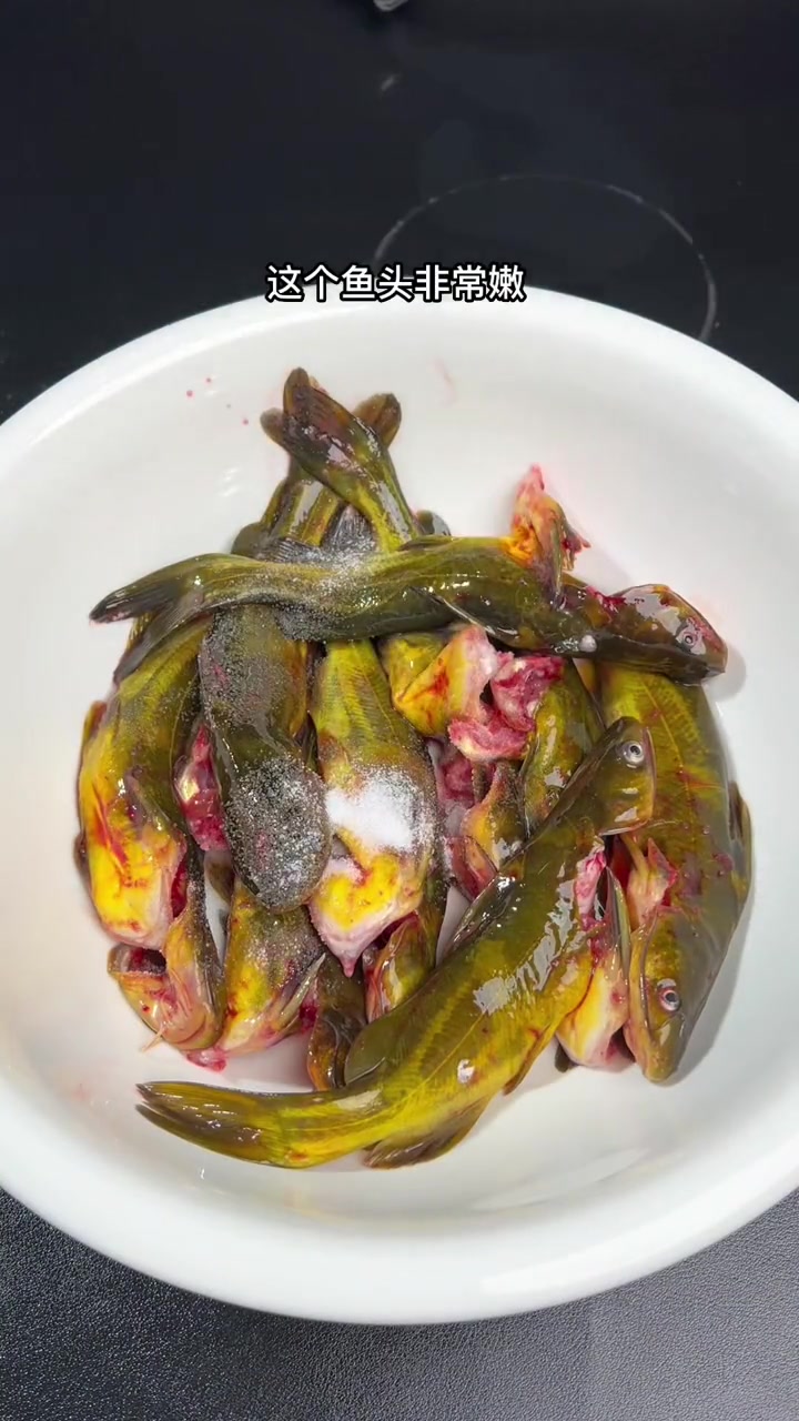 这样做的黄辣丁肉质嫩滑 没有一点腥味哟 学会这道菜你婆娘爱你得很 麻辣黄辣丁 家常菜 美食