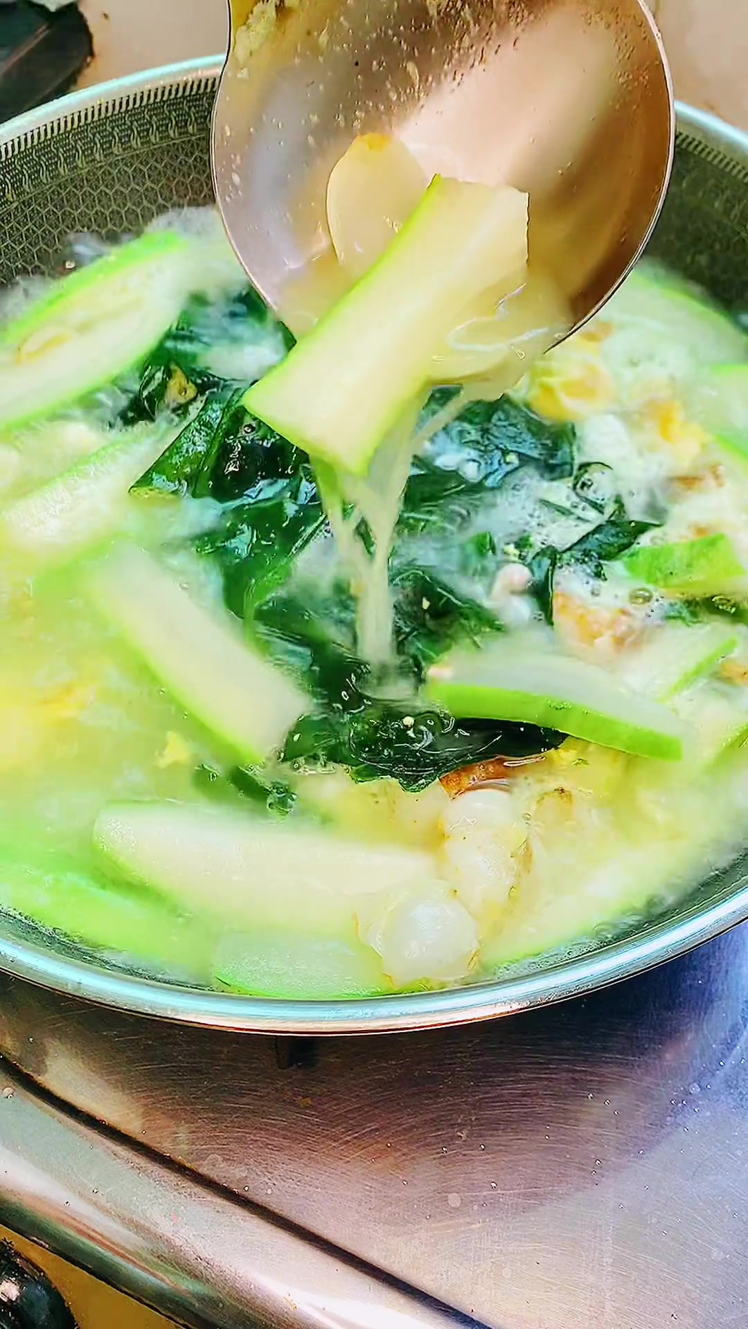 天冷了,来一碗裙带菜节瓜汤给小孩子喝吧,营养又暖心 广东汤 煲汤 掉秤汤