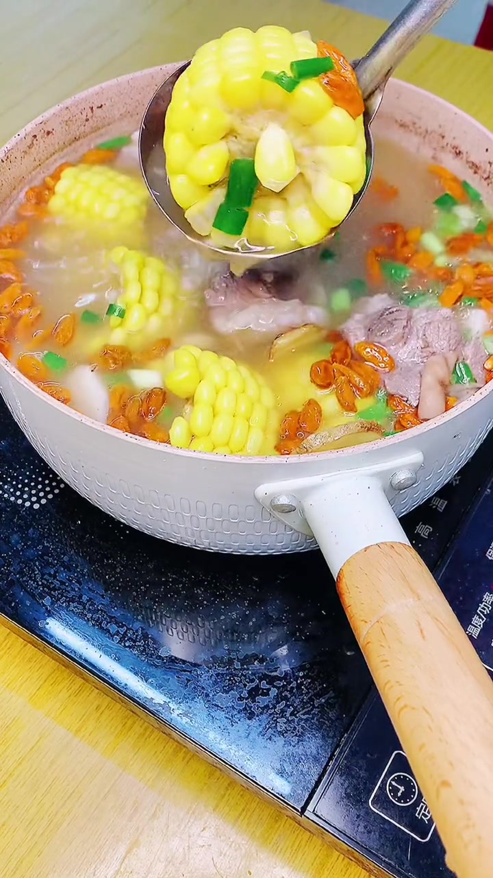 一个人吃饭喝什么汤最好,肯定是淮山玉米排骨汤啦,做法简单,又好饮 广东汤 煲汤