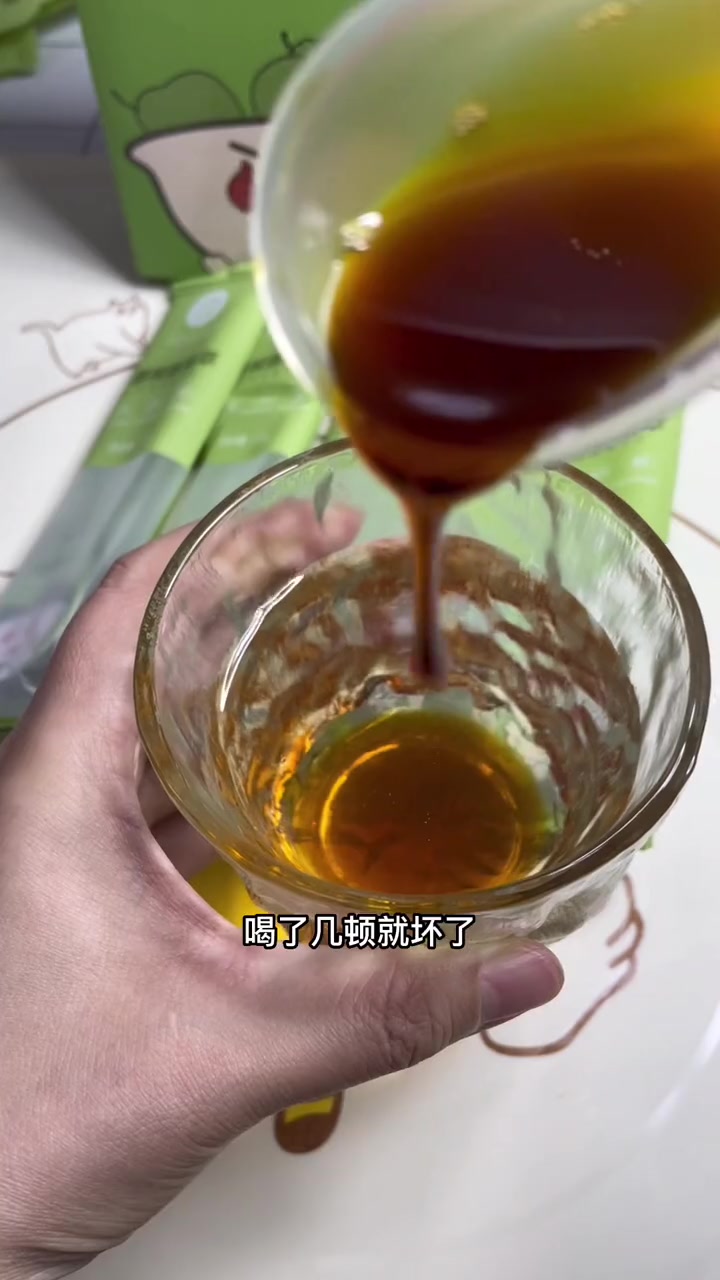 带勺子的梨膏太方便了～秋天多给宝宝喝点秋梨膏,嗓子不舒服或者不爱喝水的宝宝可以安排试试～宝
