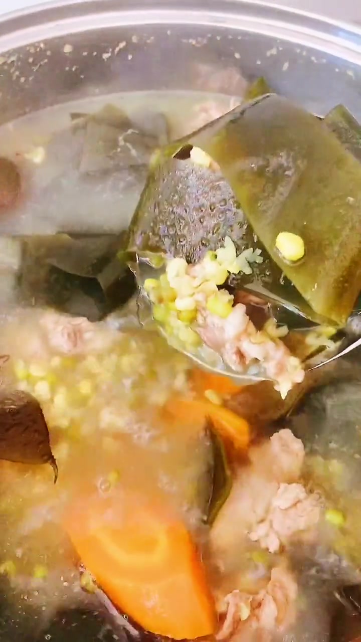 忙碌的一天,肯定要来一碗海带绿豆排骨汤,做法简单,增强体质,清热解暑 广东汤 煲汤