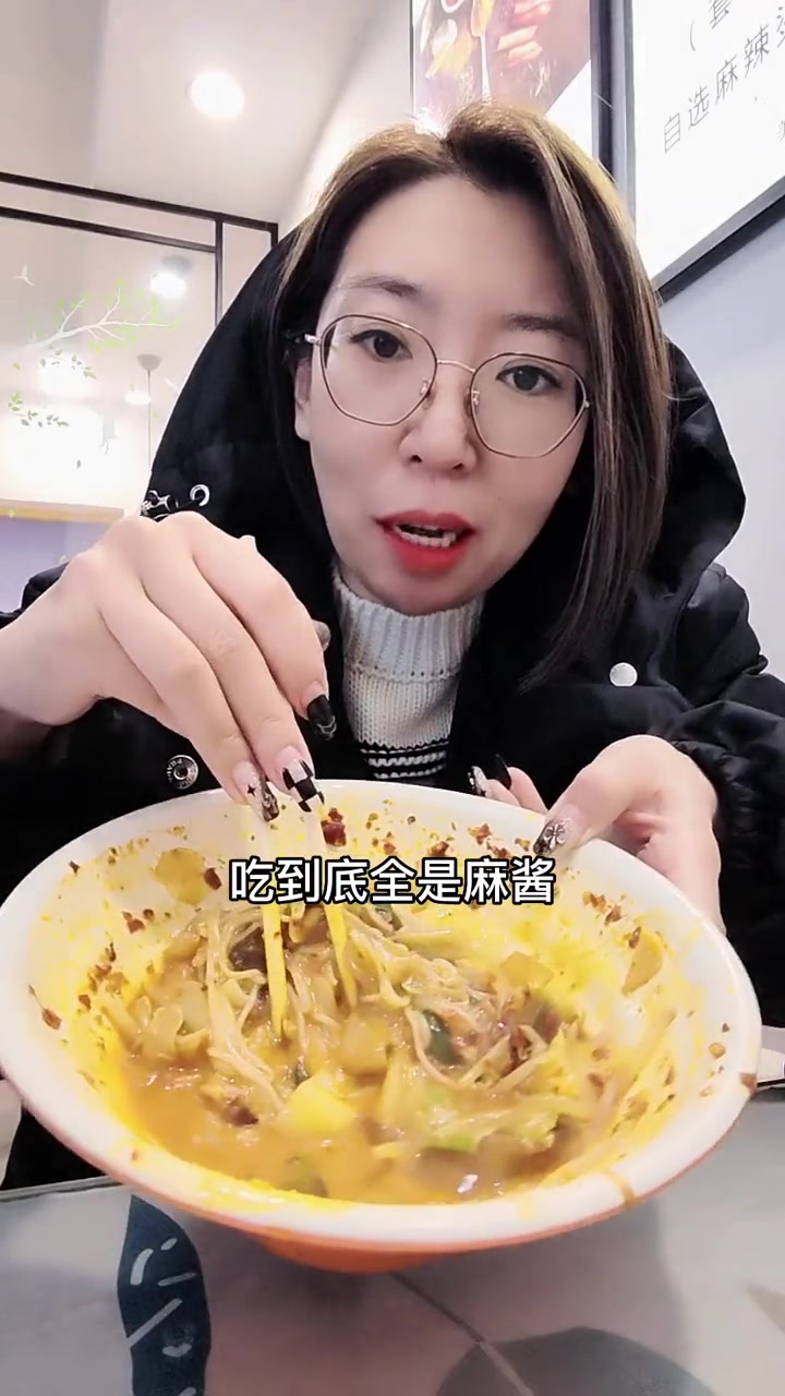 减脂餐 东北老式麻辣烫的灵魂是汤还有麻酱,太香了量还大,我吃半碗就饱了 这一碗好过瘾 东北