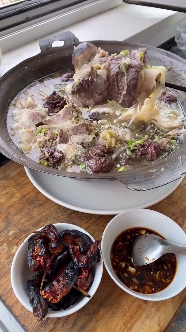 酸菜血肠这样做做好吃入味!这样的宵夜才是天花板 食尚先生 杀猪菜 酸菜血肠 猪肉的神仙吃法