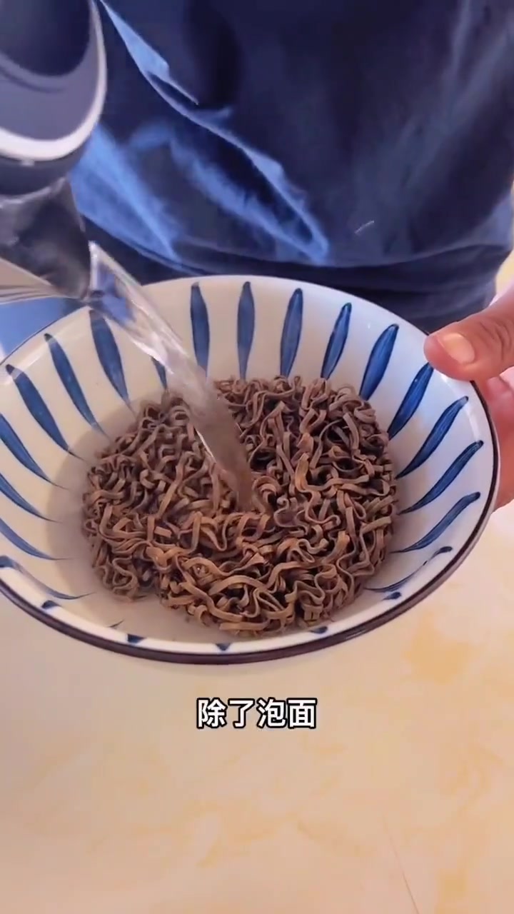 慢碳水、青稞方便面,菲油炸只有青稞和黑全麦、还可以直接开水泡着吃!“荞麦面 ”慢碳水 低卡