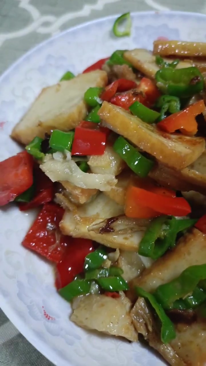 放 油,盐,辣椒,蒜 简单的炒豆腐干好吃下饭
