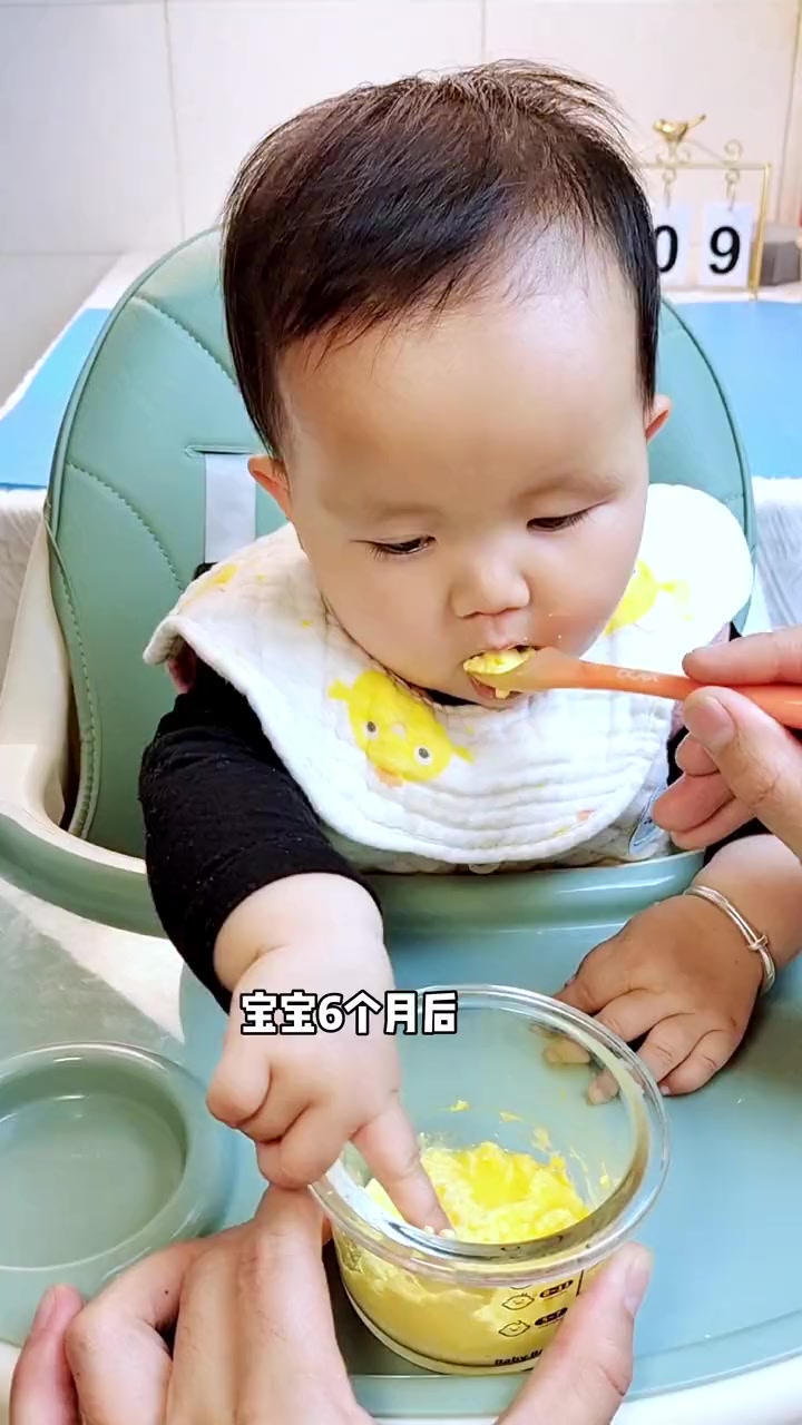 宝宝六个月后要保证每天一个蛋黄,这样做出来的鸡蛋羹嫩滑可口,入口即化!宝宝爱吃～不会做的姐