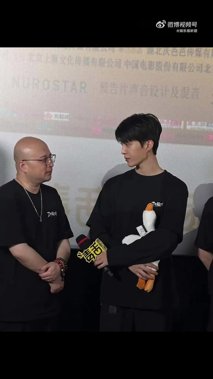 范丞丞 范丞丞收到粉丝送的大白鹅 “豹哥”收到了粉丝送来的大白鹅,全程抱在怀里,好羡慕那只