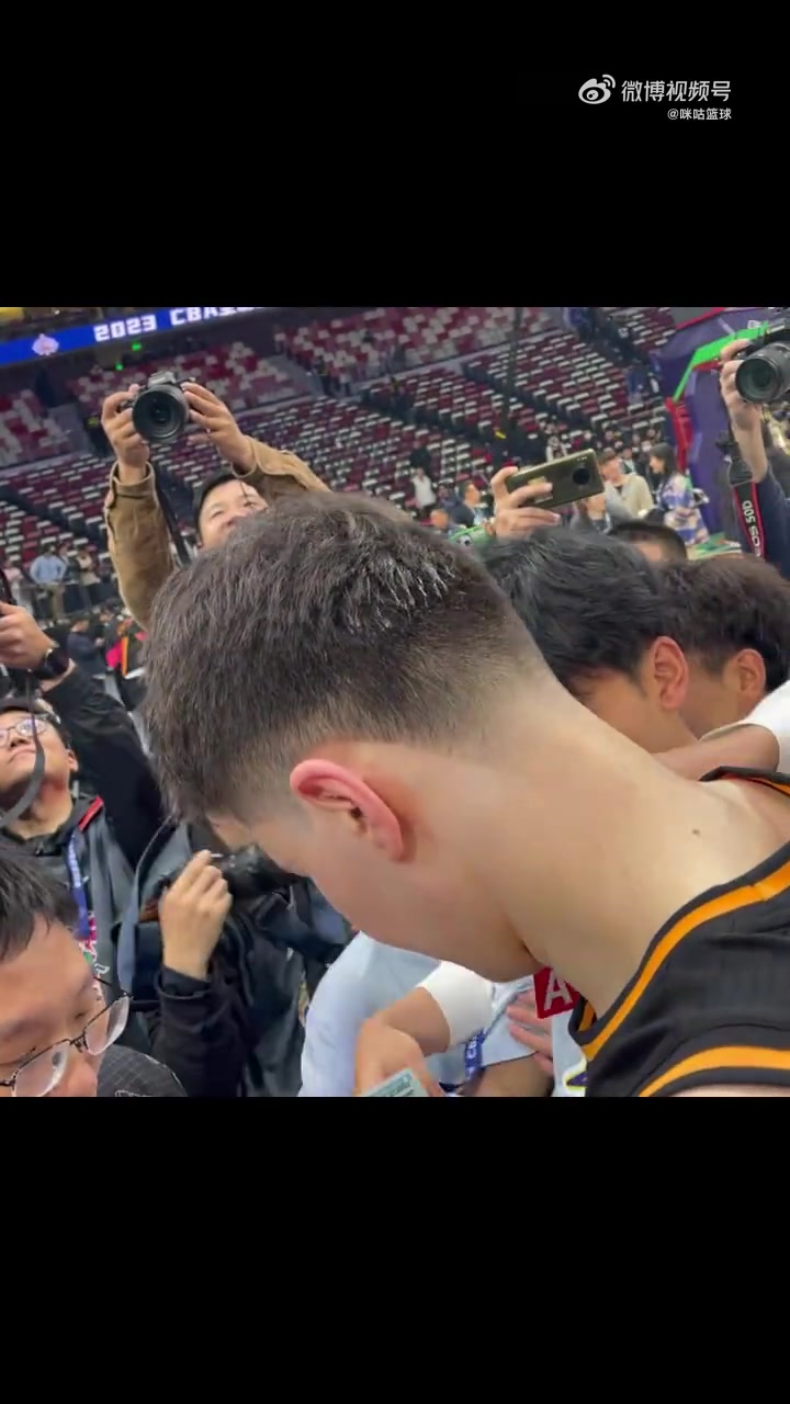 阿不都全明星MVP   人气太火爆了!新科全明星MVP 阿不都沙拉木23 赛后为球迷签名、
