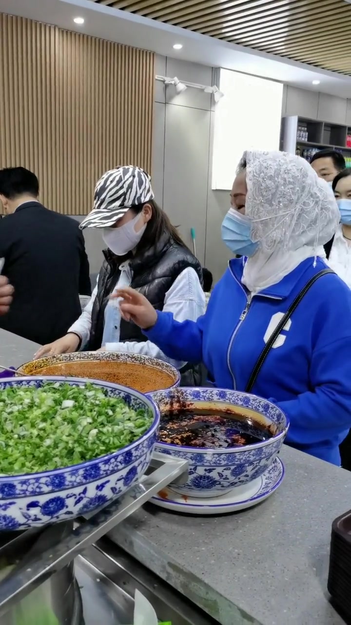 一场狂风暴雨并不能阻止人们品尝辣子王牛肉面的热情