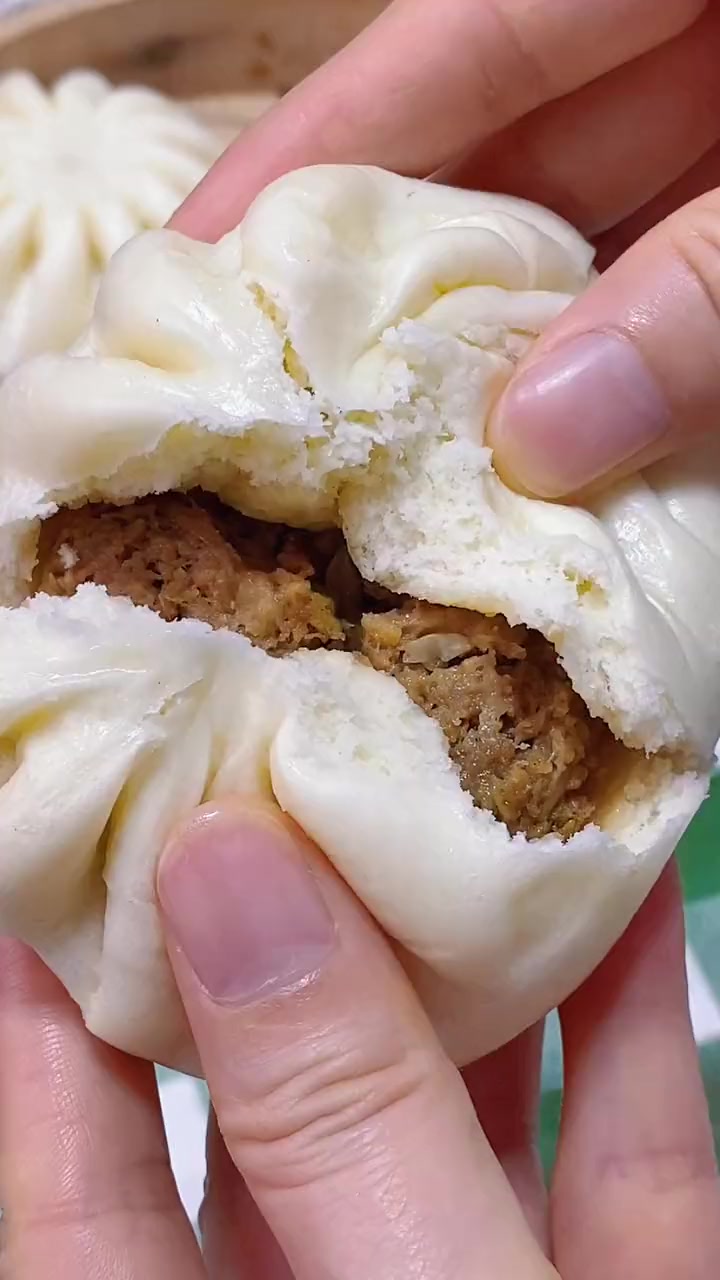 不想早起的时候,我就会蒸一笼 大包子 个个蓬松暄软,肉馅饱满,全家人都爱吃 包子 肉包子 