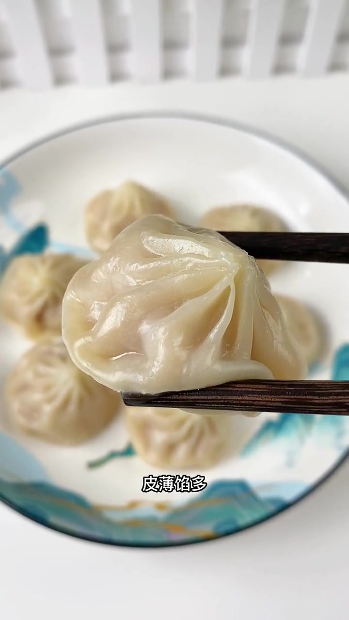 早餐吃灌汤包,不用出去买啦,这个半成品,做出来,里面满满的汤汁,皮薄馅大!小笼包 早餐 灌