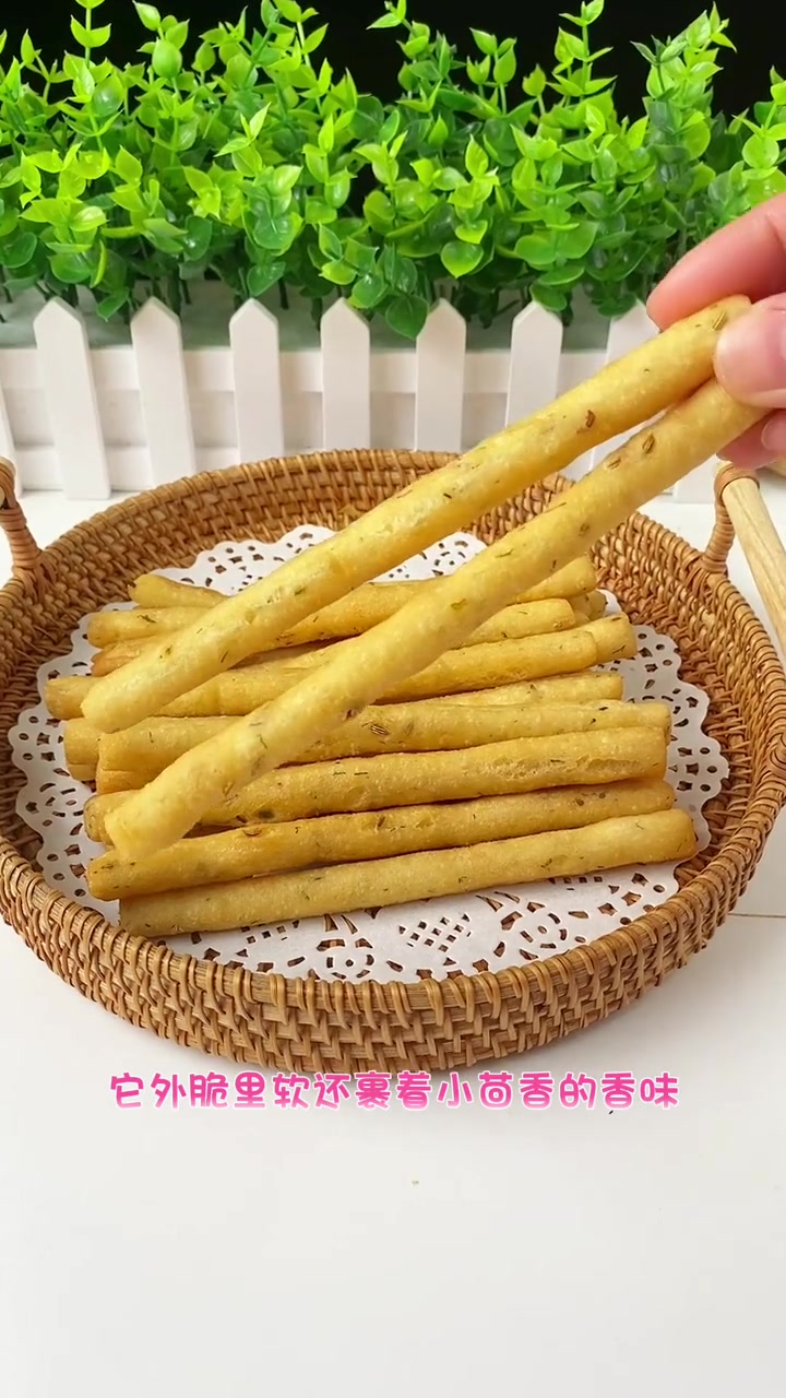 你喜欢吃 茴香小油条 吗,我每次吃火锅都点,现在在家也能吃到了,和店里的一样!油条 追剧小
