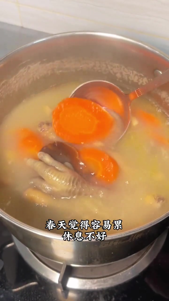 春天天气湿湿漉漉 可以试下这个转季汤水 红萝卜鸡脚汤 清清甜甜很好喝 为你煲汤 广东靓汤 