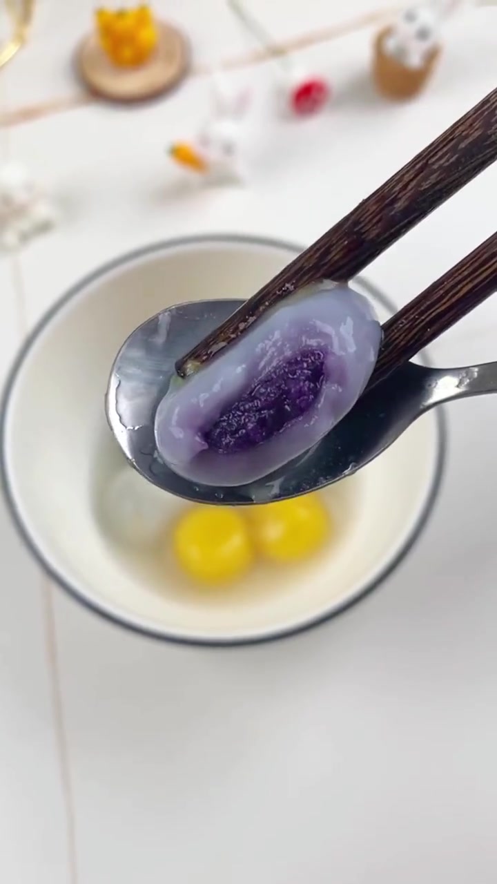 这个五彩斑斓的玲珑小汤圆迷你可爱,皮薄馅多,吃一口就爱上 汤圆 元宵节 吃汤圆喽 团团圆圆