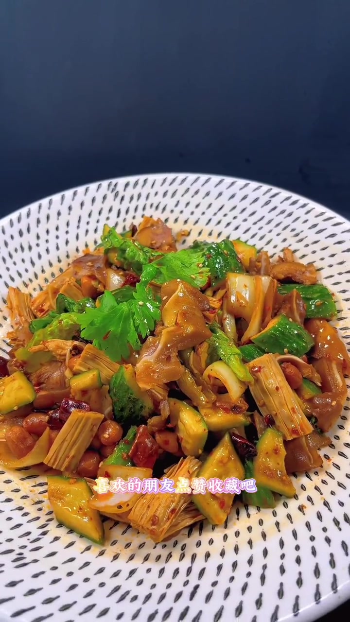 凉拌猪耳这样做脆爽入味!单身的坐这桌 食尚先生 凉拌猪耳 妈呀太香了 凉拌菜 +小助手