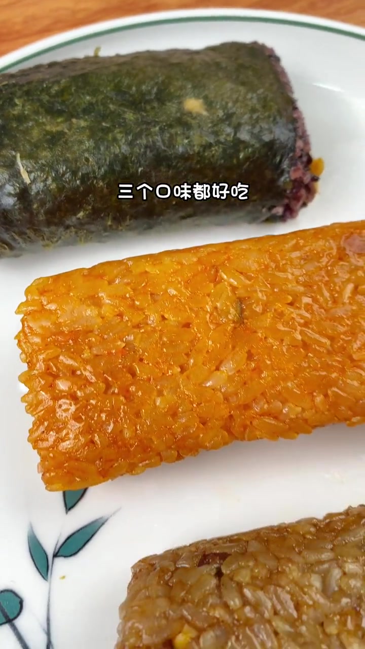 还有没吃过这个 饭团 的吗,当早餐午餐都很合适,小小一个方便携带,加热几分钟就能吃!早餐