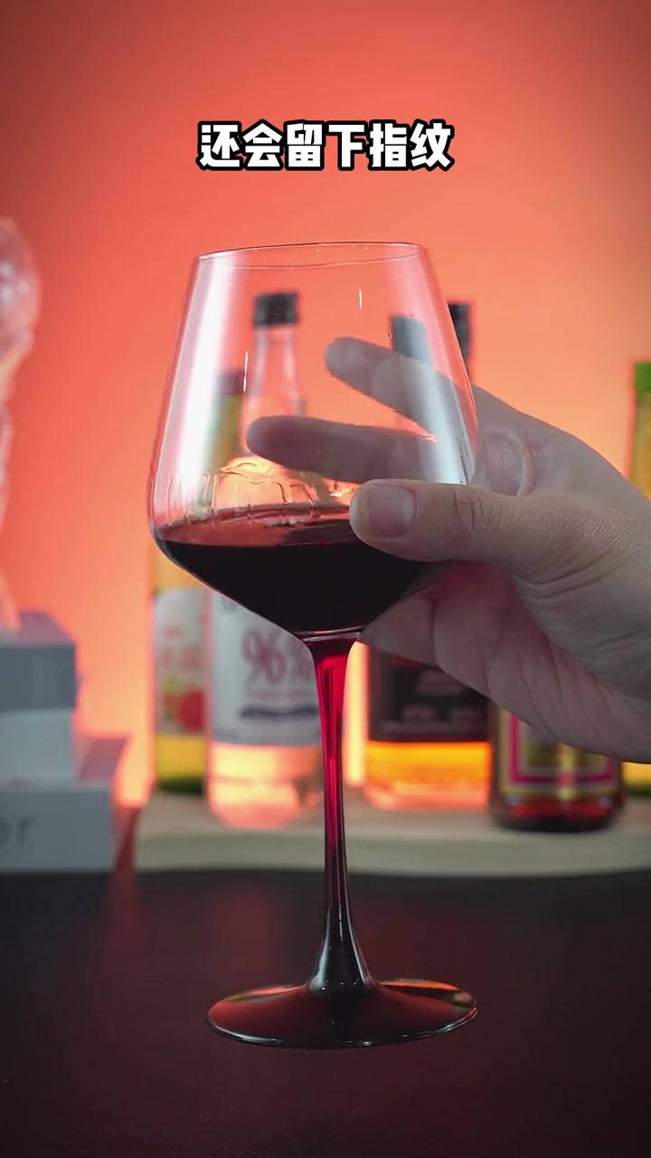手把手教你正确拿酒杯方式,让自己不再被偷偷笑话