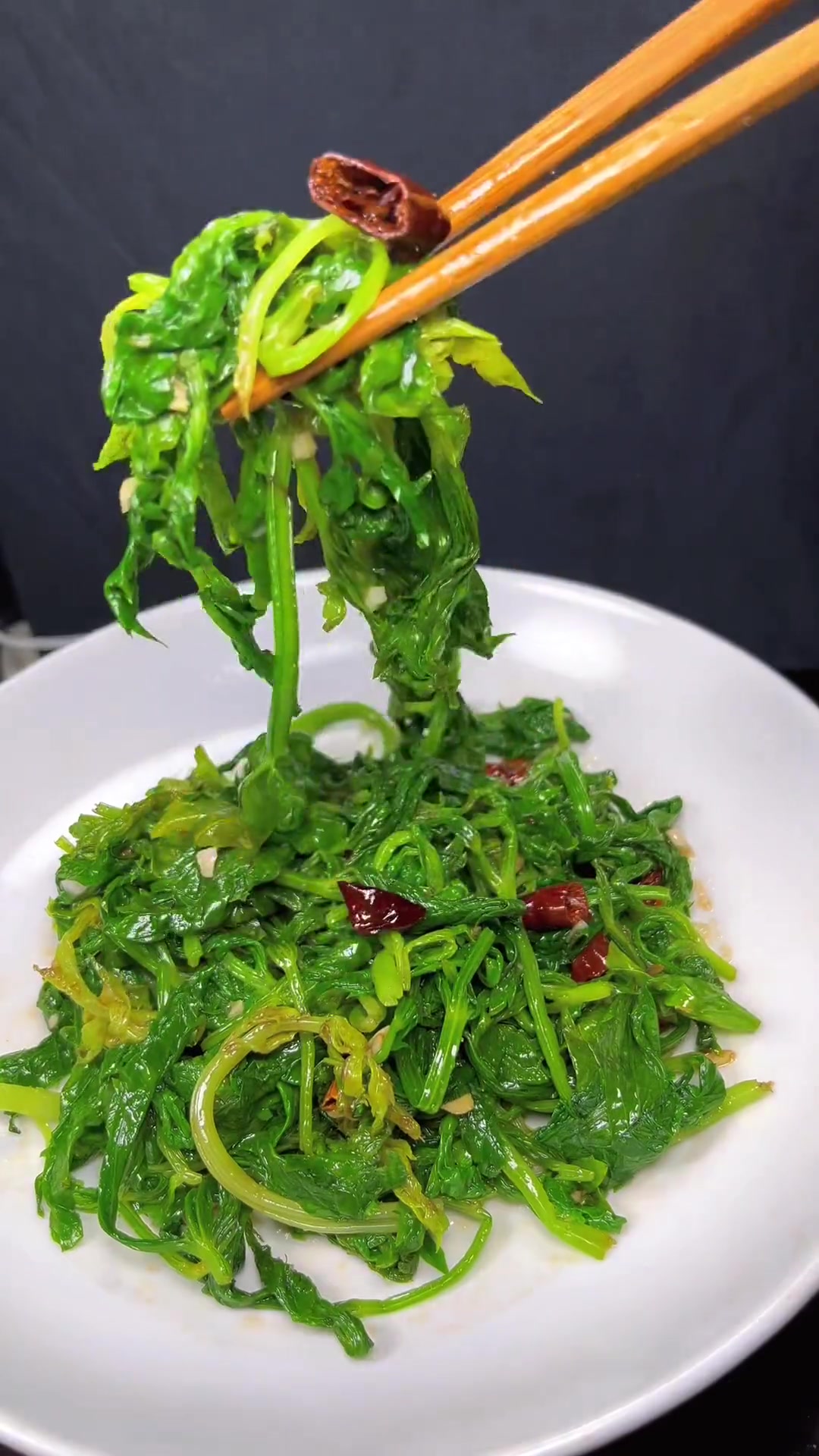 凉拌芹菜叶这样做好吃入味,喜欢的朋友点赞收藏!用一道菜证明你的家乡 凉拌芹菜叶 芹菜新吃法