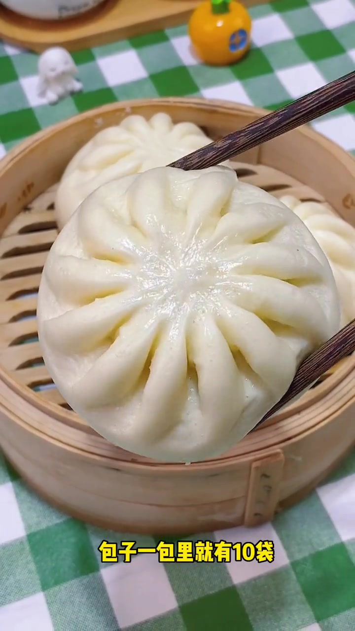 早餐 不知道吃什么的时候,我就会蒸一笼 肉包子 个个蓬松暄软,肉馅饱满 好吃到爆 大包子 