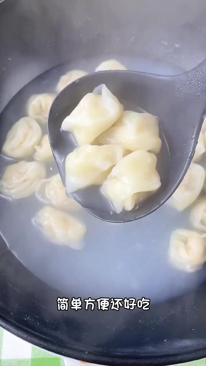 早上不知道吃什么,可以试试这个上汤小云吞,下锅煮几分钟就好了,汤料包都是配好的,方便又好吃