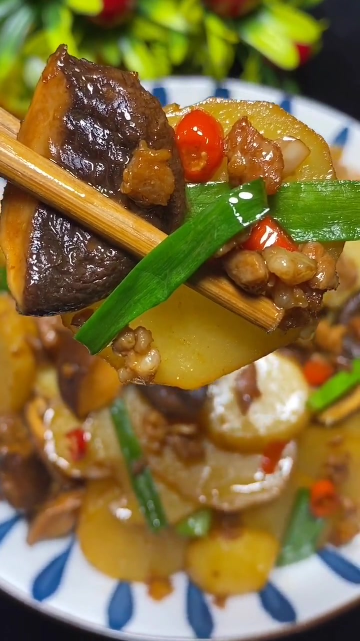 土豆片炒香菇