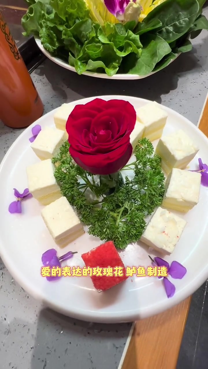 魏县著名的刘记火锅推出了特色情侣约会双人餐,包含的鲈鱼姿造和甜点以及澳洲特级牛肉,颜值担当