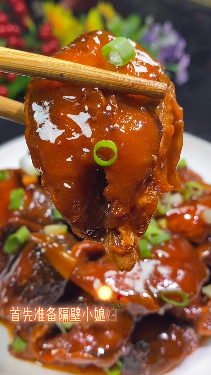 通常饭店做茄汁鲅鱼,都过油,在家做很浪废,鲅鱼本身就很腥,过完鱼的油都用不了了,在家做用煎