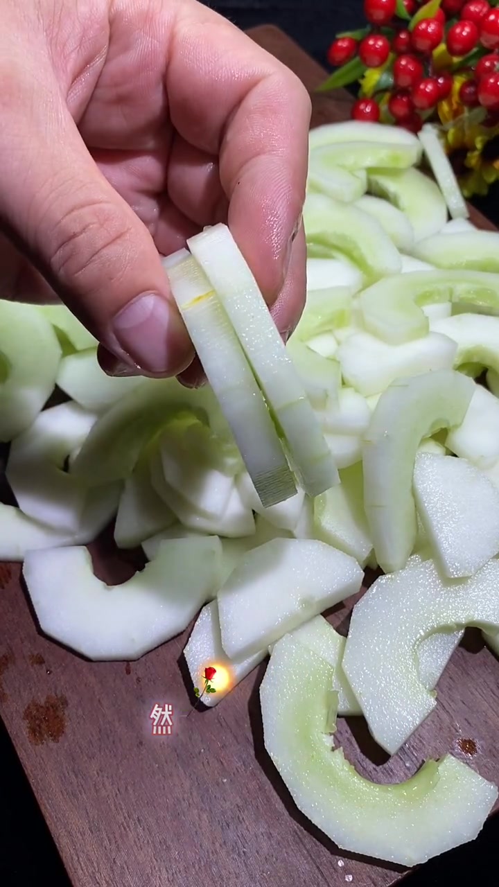 吃不完的老黄瓜,冻上以后冬天做汤吃,炒肉非常好吃