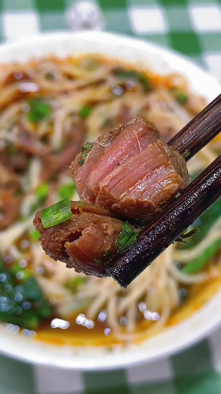 我真的太爱这个红烧 牛肉面 了,汤汁浓郁,面条劲道,牛肉超大块,夜宵来一碗,真是 太好吃了