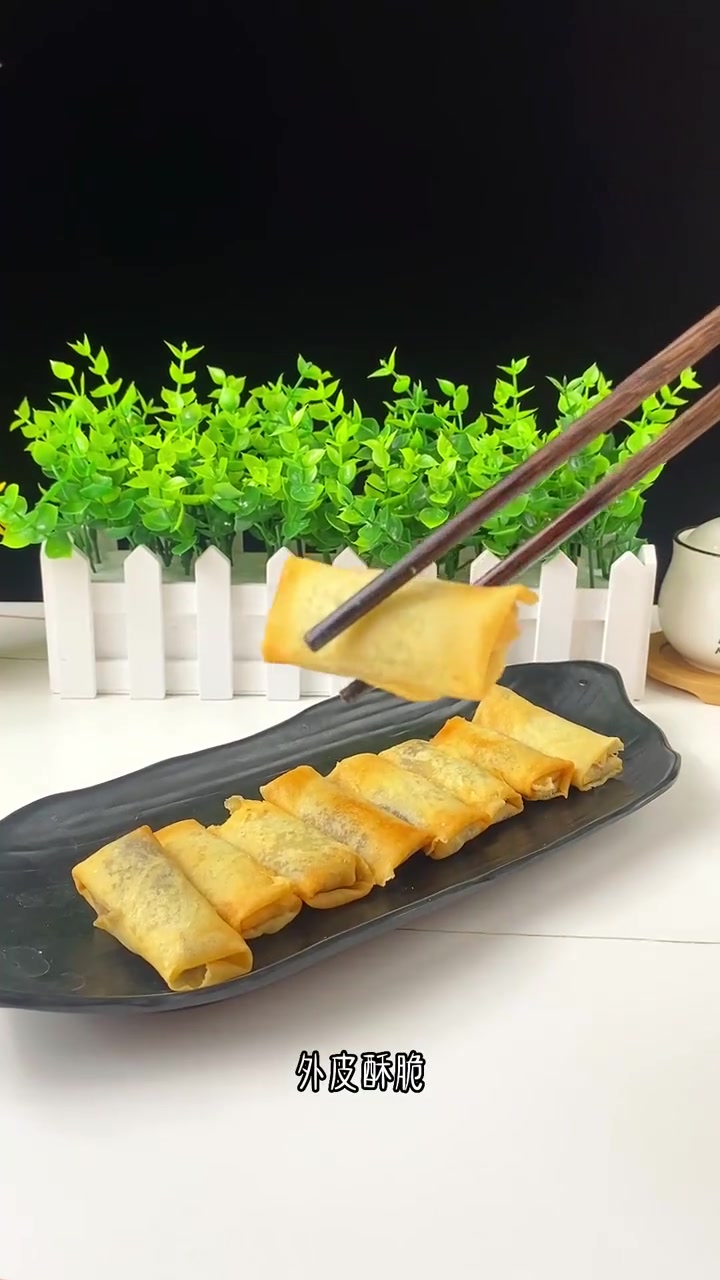 爱吃春卷的,囤上这个半成品吧,随时随地都能吃,酥酥脆脆的太好吃了!春卷 春卷皮 油炸小吃