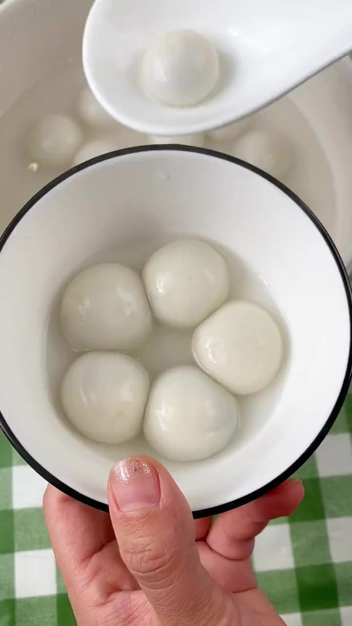 又到了吃汤圆的季节,经典的黑芝麻口味,软糯香甜,真是太好吃了 汤圆 元宵节 吃汤圆喽 糯叽