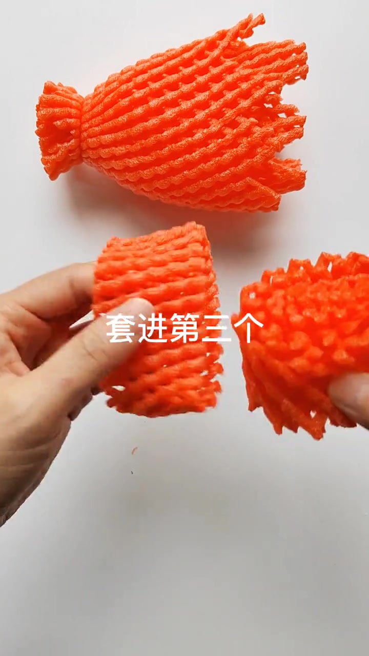 变废为宝亲子手工教程:水果网灯笼。套在水果外面的网套不要丢,跟孩子一起做一个小灯笼迎国庆吧