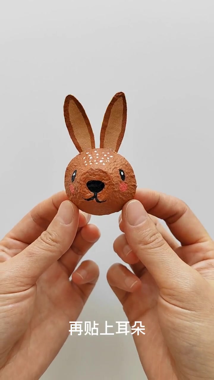 废物利用亲子手工教程:鸡蛋托兔小姐装饰画。用废弃的纸箱和鸡蛋托做一副立体装饰画,哇塞,太可