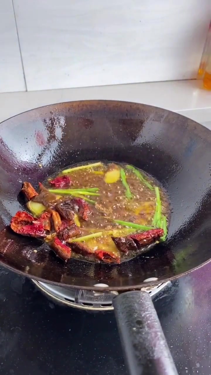 酱焖嘎牙子这样做酱香浓郁!把爱藏在家常菜里 食尚先生 酱焖嘎牙子 鱼的花式做法 妈呀太香了