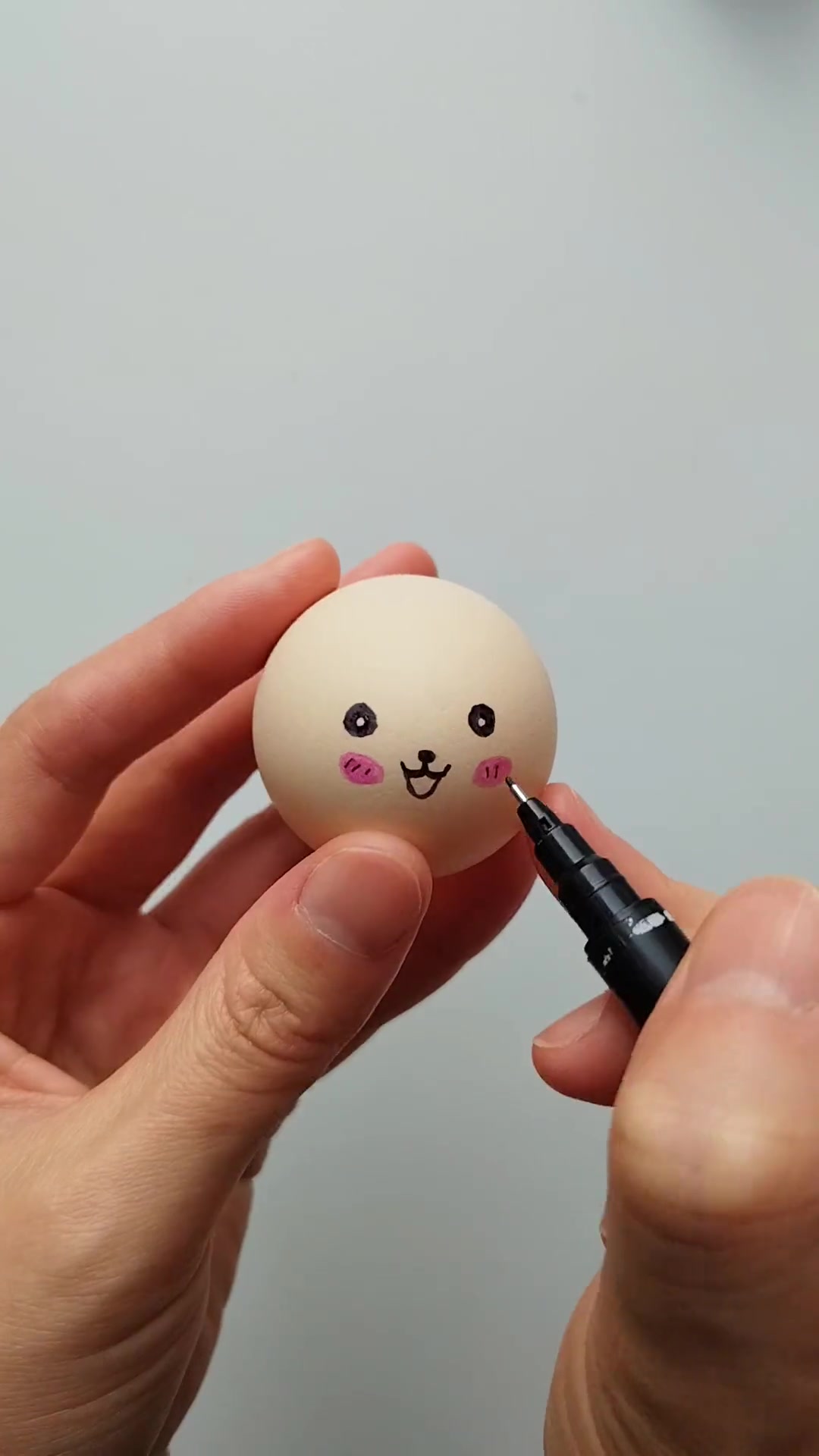 用鸡蛋壳给孩子做一只小玉兔,放上灯的那一刻,孩子一定惊呼哇塞~ 幼儿园亲子手工 新年手工 