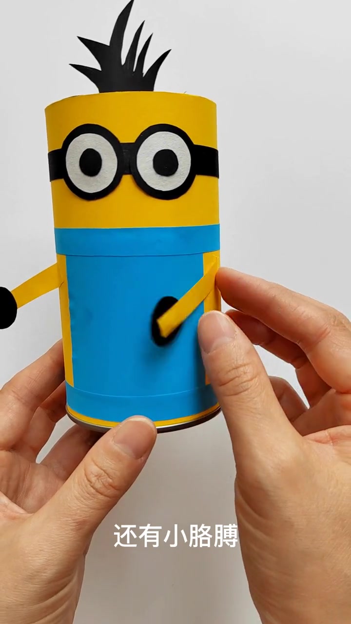 变废为宝亲子手工教程:薯片盒小黄人笔筒。吃完薯片的薯片盒不要丢,简单的剪一剪贴一贴,一个可