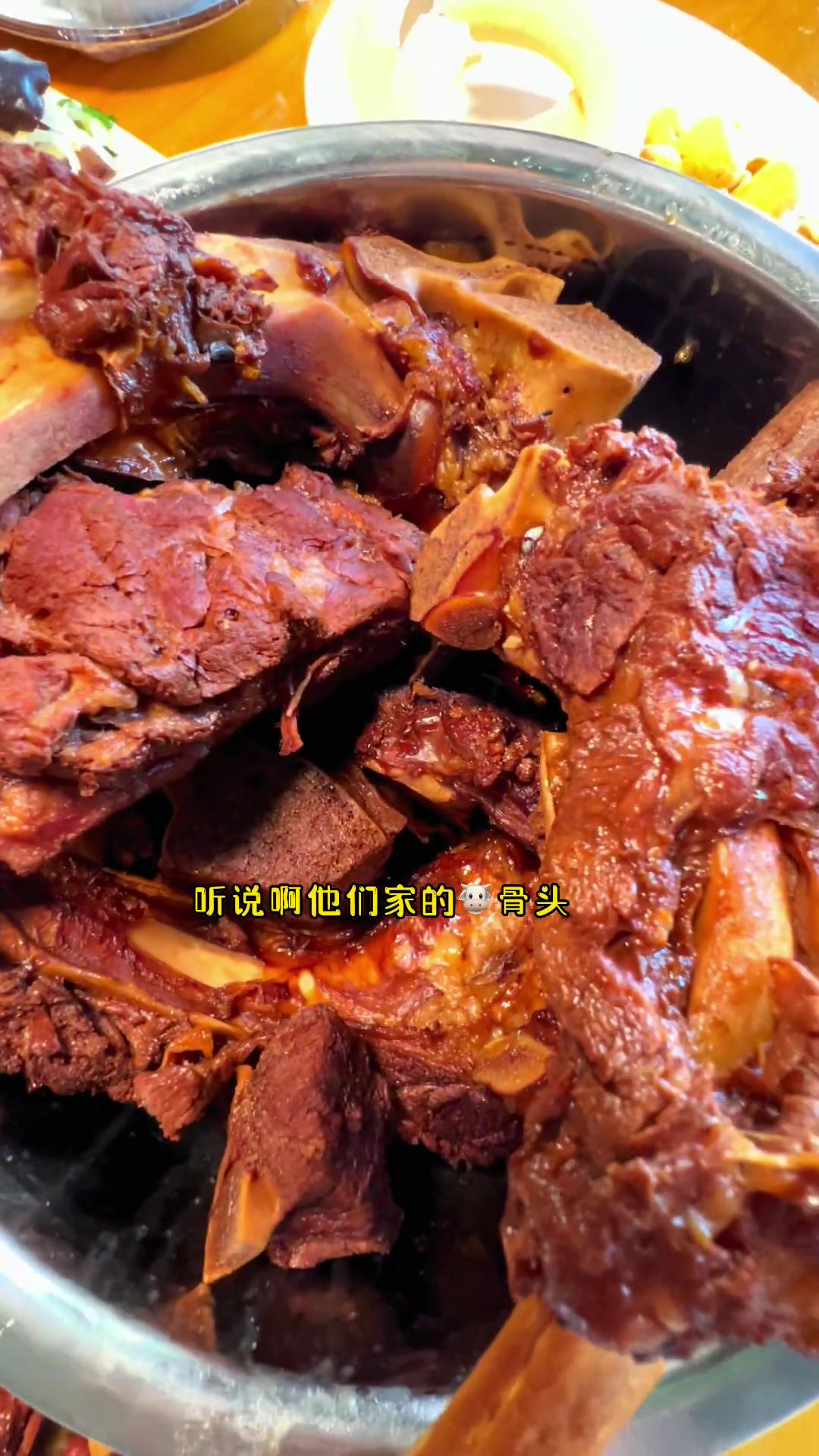 牛肉软烂鲜香,大口吃肉太过瘾了!128套餐包含现烙的饼,素拼盘还有老板亲自做的小咸菜和蒜泥