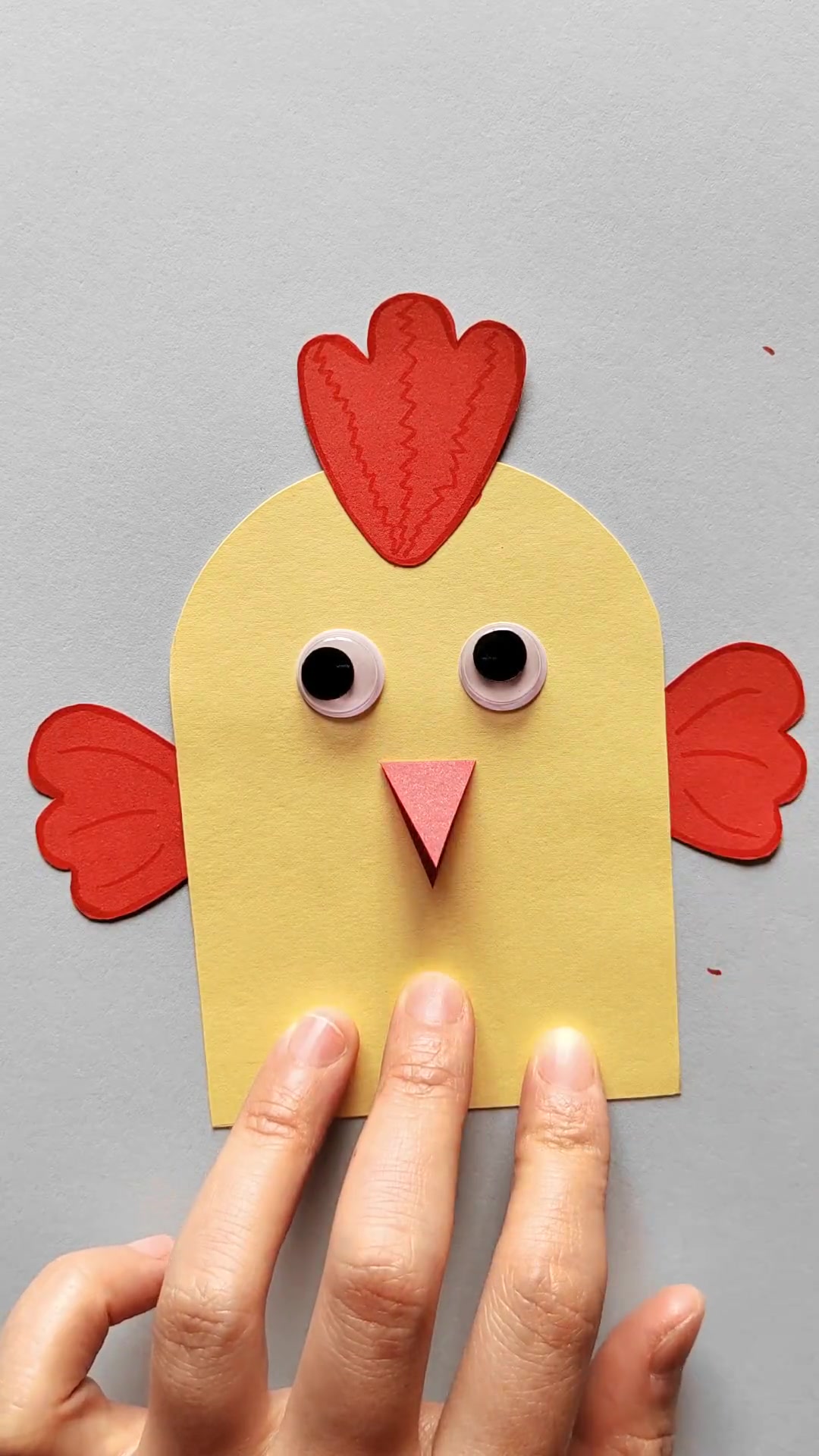 一只会动的破壳小鸡太可爱啦,快跟家里的小朋友玩儿起来吧~ 亲子手工 幼儿园手工 创意手工 