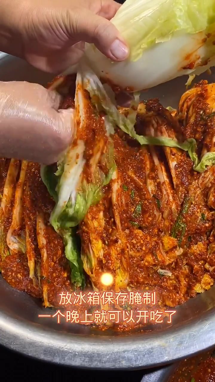 这样腌出来的辣白菜,放置冰箱冷藏半个月后更好吃,视频绝真时,喜欢的可以照做,有虾酱的在放2