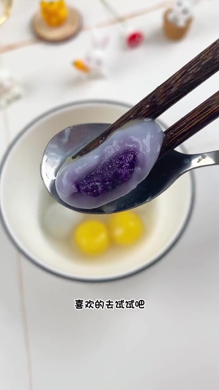 这个五彩斑斓的玲珑小汤圆迷你可爱,皮薄馅多,吃一口就爱上 汤圆 元宵节 吃汤圆喽 元宵