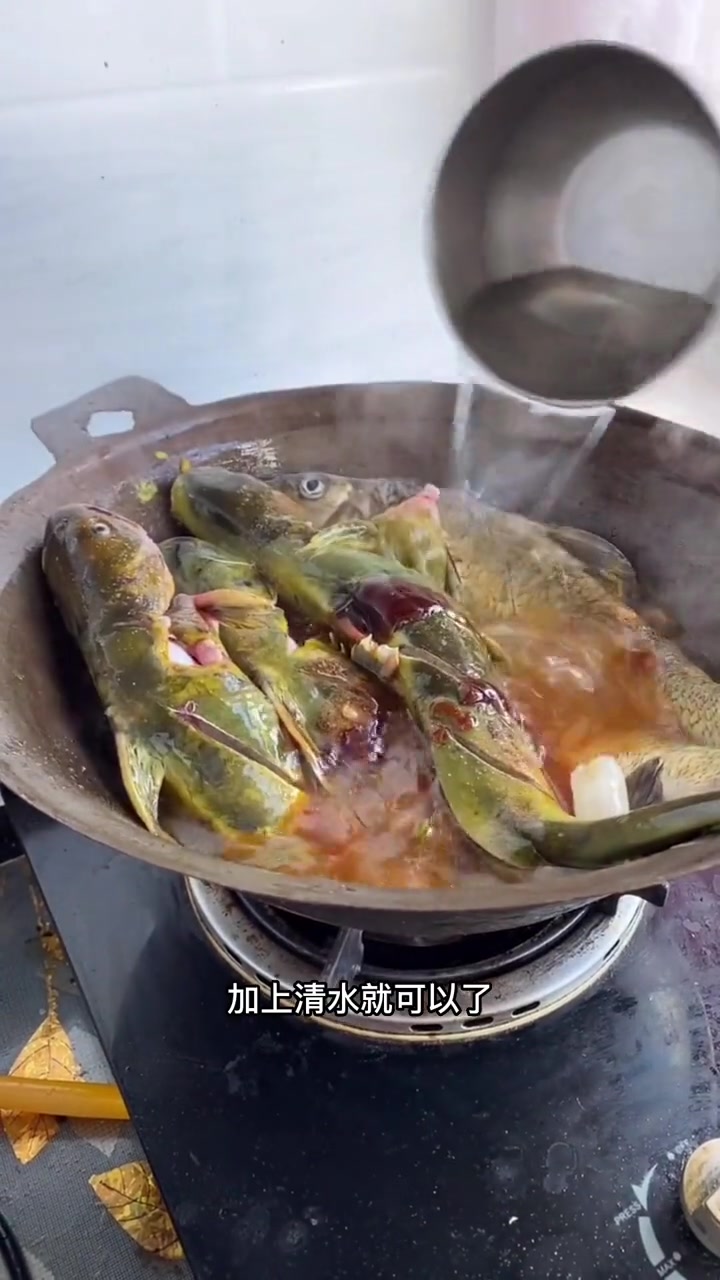 酱焖三样鱼这样做酱香浓郁!把爱藏在家常菜里 食尚先生 鱼的花式做法 酱焖鱼 妈呀太香了 +