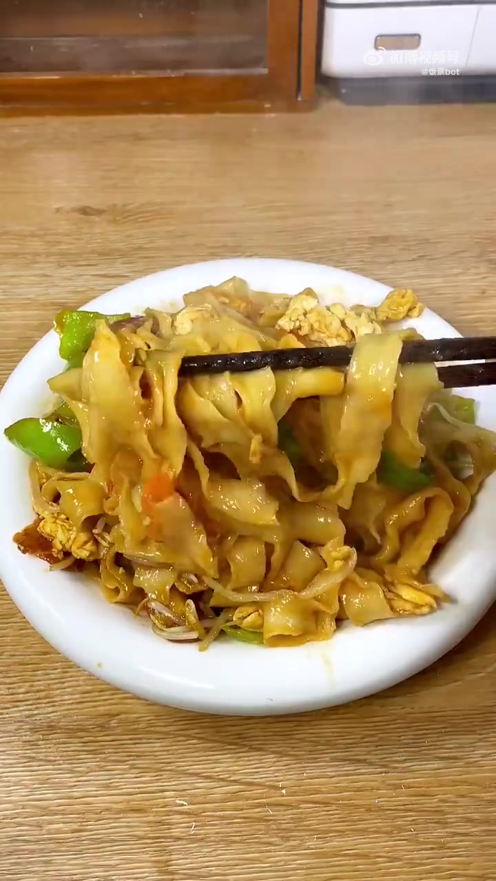 美食时刻 厨艺教程  家庭版炒刀削面,简单好吃 “美食 ”美食教程(via. 饭票bot)